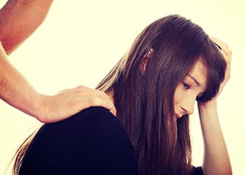 生气的女人被爱的人安慰