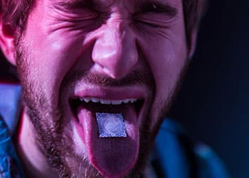 男人服用LSD.